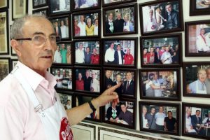 D&ouml;ner yiyen m&uuml;şterilerin fotoğrafını &ccedil;ekip...
