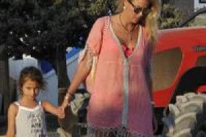 Kızıyla tatil yapıyor...