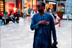 Eboue &uuml;lkesinin yerel kıyafetiyle dikkat &ccedil;ekti. ...