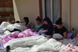 Bursa'da pansiyonlar kapatılınca &ouml;ğrenciler sokakta kaldı