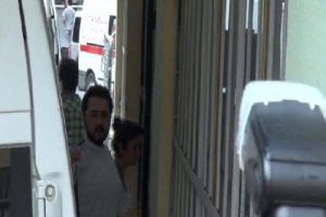 Elinde tespihle bağırdı