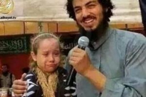 D&uuml;nyayı sarsan fotoğraf! 7 yaşındaki kızla...