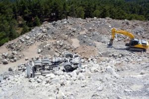 Yama&ccedil;tan d&uuml;şen kamyonda can pazarı