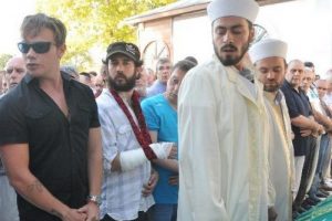 Sinan Ak&ccedil;ıl'a acı g&uuml;n&uuml;nde Ebru Şallı destek oldu...