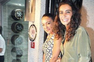 "Bizim sanat&ccedil;ılar kendini beğenmiş"