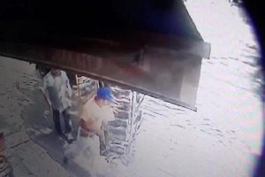 &Ccedil;aldığı paraları &ouml;yle bir yerine soktu ki...