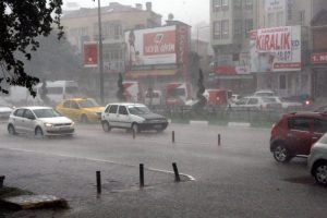 Bursa yağmur ve fırtınaya teslim