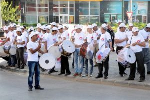 Başbakanı 300 davul-zurnacı karşıladı