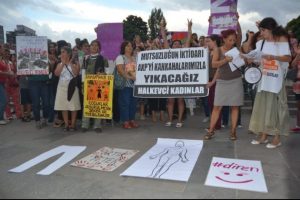 Arın&ccedil;'ı b&ouml;yle protesto ettiler