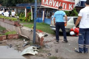 Feci kaza! Otomobil duvara &ccedil;arptı: 2 &ouml;l&uuml;