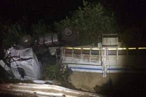 İki kamyon kafa kafaya...