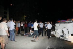 Zırhlı polis aracı devrildi: 3 yaralı