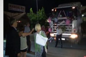 &Ccedil;ılgın damat koca TIR'ı gelin arabası yaptı