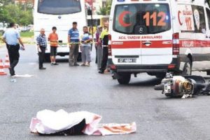 Motordan fırlayan bebek feci şekilde can verdi