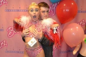 Miley Cyrus hayranına g&ouml;ğ&uuml;slerini tutturdu...