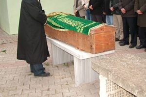 Tabuttan cenaze &ccedil;ıkmayınca cemaat şok oldu