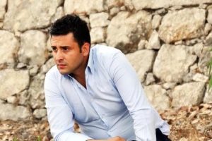 Otomobiliyle 20 metre u&ccedil;tu burnu bile kanamadı