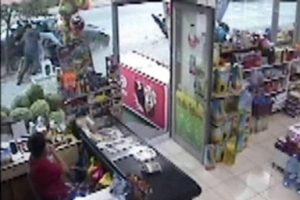 Her şeyden habersiz oturuyordu başına motosiklet d&uuml;şt&uuml;