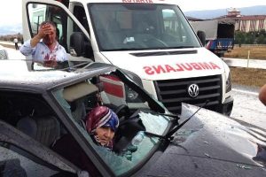 Duran otomobile &ccedil;arptı: 7 yaralı