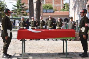 Kalbine yenilen gen&ccedil; albay t&ouml;renle uğurlandı