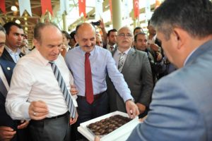 M&uuml;ezzinoğlu ile Topbaş'a Bursa'dan kestane şekeri
