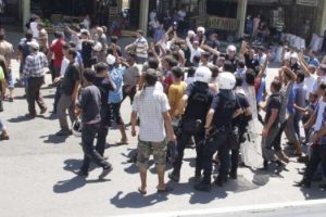 Sopalarla Suriyelileri kovaladılar