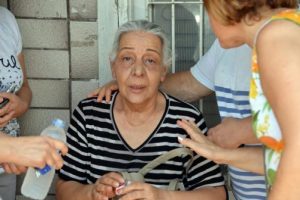 Evindeki yangını g&ouml;zyaşlarıyla izledi