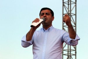 "K&uuml;rt'&uuml;m diye oy..."