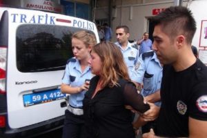 Polisten ka&ccedil;mak i&ccedil;in her yolu denedi