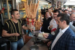 Faruk &Ccedil;elik sevgi y&uuml;r&uuml;y&uuml;ş&uuml;nde