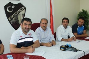 &Uuml;mit &Ouml;zat imzaladı