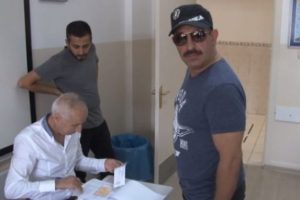 Cem Yılmaz sandığa erken gitti