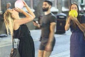 Kahkaha gazı paniği! 17 kişiyi &ouml;ld&uuml;rd&uuml;!