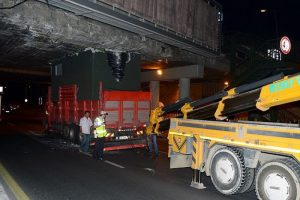 Trafo y&uuml;kl&uuml; kamyon k&ouml;pr&uuml;ye sıkıştı