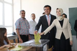 Bakan eşiyle birlikte oy kullandı
