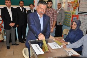 Bakan Yılmaz oyunu memleketinde kullandı