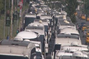 Otogarda se&ccedil;im kuyruğu