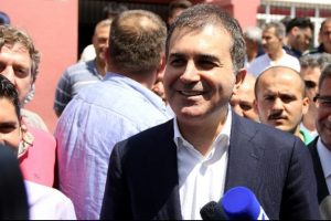 Bakan &Ccedil;elik oyunu mezun olduğu okulda kullandı