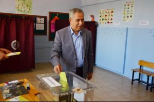 Arın&ccedil;, eşiyle birlikte oy kullandı