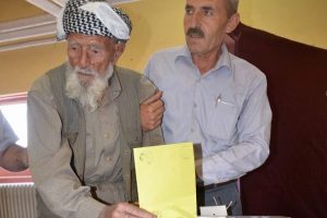 En yaşlı se&ccedil;men de oy kullandı