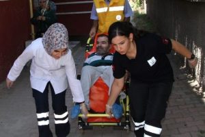 Oy kullanmaya ambulansla geldi