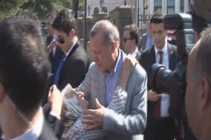 Erdoğan'a konutunun &ouml;n&uuml;nde karşılama!
