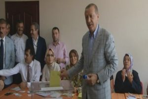 Erdoğan, kendi sandığından birinci &ccedil;ıktı