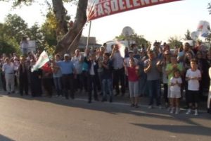 Vatandaş Erdoğan'ın evinin &ouml;n&uuml;nde toplandı