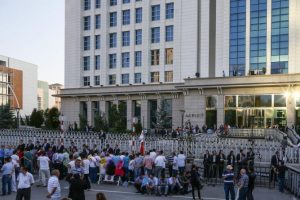 Vatandaşlar balkon konuşması i&ccedil;in toplandı