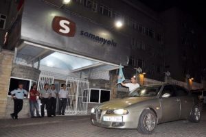 Samanyolu Televizyonu'nun &ouml;n&uuml;nde protesto