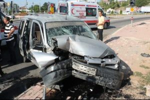 &Ouml;nce kaldırıma sonra duvara &ccedil;arptı: 8 yaralı