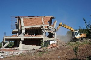 Bursa'da ka&ccedil;ak villa inşaatı yerle bir edildi