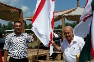 KKTC Bayrağı Macaristan'da g&ouml;ndere &ccedil;ekildi