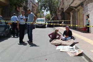 Kriz ge&ccedil;irirken otob&uuml;s&uuml;n altında kaldı